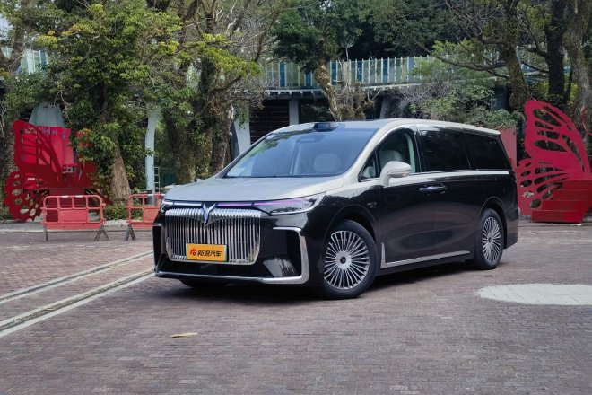 Huawei's "Shuangzhi" empowers to test drive the brand-new Lantu Dreamer Gankun Edition.