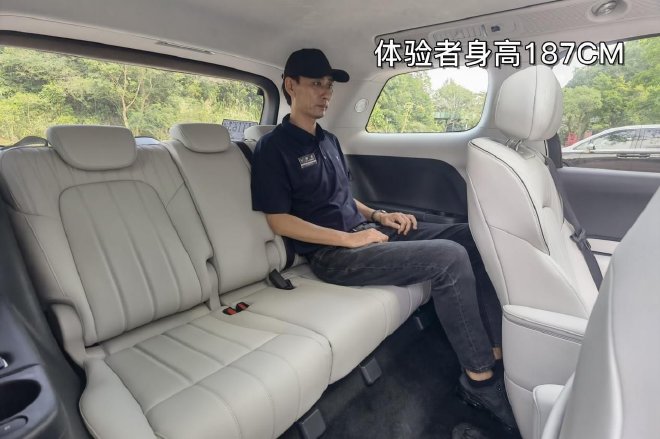 Huawei's "Shuangzhi" empowers to test drive the brand-new Lantu Dreamer Gankun Edition.