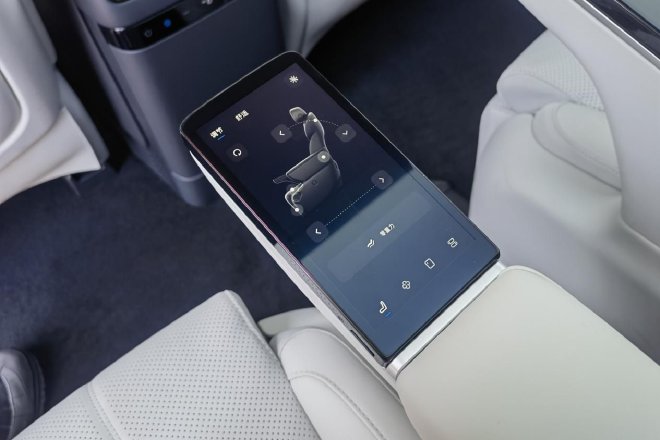 Huawei's "Shuangzhi" empowers to test drive the brand-new Lantu Dreamer Gankun Edition.