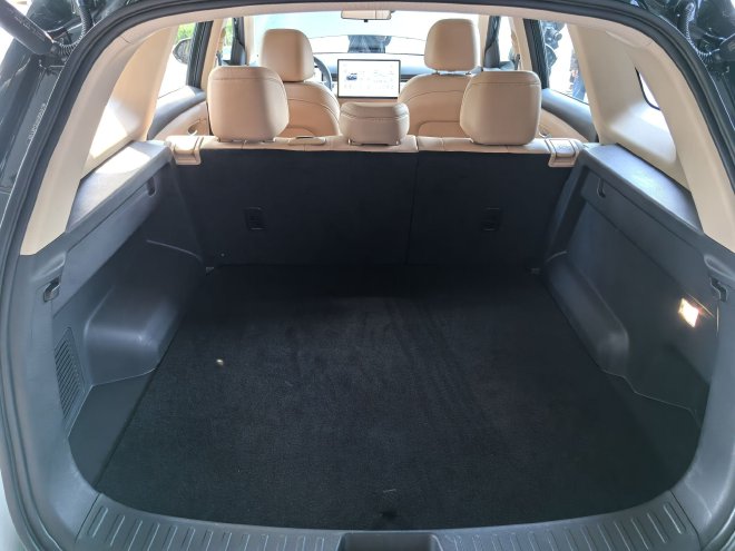 5-Seat model conventional trunk space