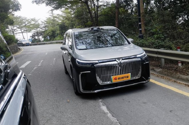 Huawei's "Shuangzhi" empowers to test drive the brand-new Lantu Dreamer Gankun Edition.