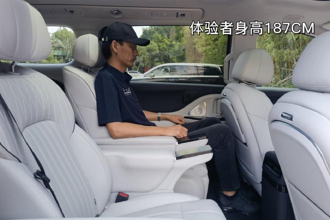 Huawei's "Shuangzhi" empowers to test drive the brand-new Lantu Dreamer Gankun Edition.
