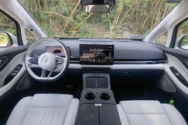 Huawei's "Shuangzhi" empowers to test drive the brand-new Lantu Dreamer Gankun Edition.