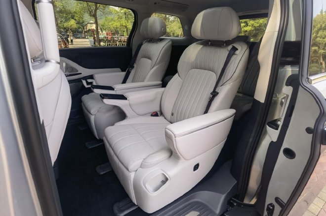 Huawei's "Shuangzhi" empowers to test drive the brand-new Lantu Dreamer Gankun Edition.