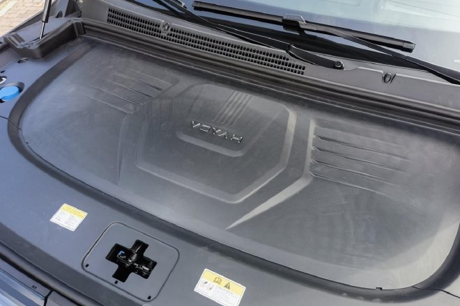 Huawei's "Shuangzhi" empowers to test drive the brand-new Lantu Dreamer Gankun Edition.