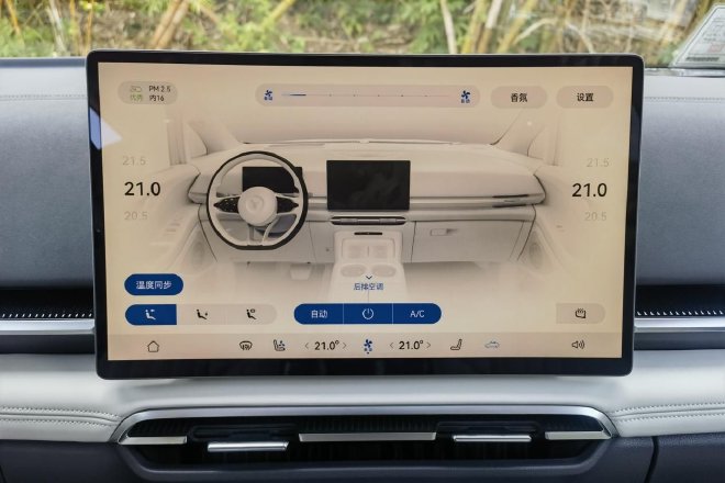 Huawei's "Shuangzhi" empowers to test drive the brand-new Lantu Dreamer Gankun Edition.