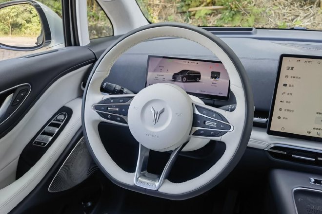 Huawei's "Shuangzhi" empowers to test drive the brand-new Lantu Dreamer Gankun Edition.