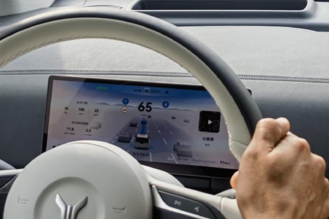 Huawei's "Shuangzhi" empowers to test drive the brand-new Lantu Dreamer Gankun Edition.