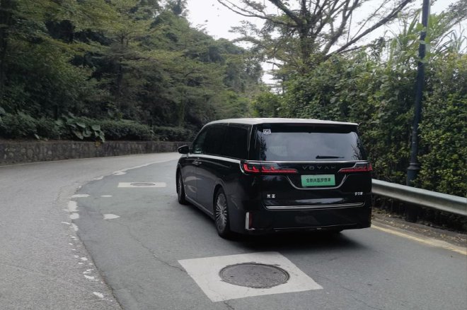 Huawei's "Shuangzhi" empowers to test drive the brand-new Lantu Dreamer Gankun Edition.