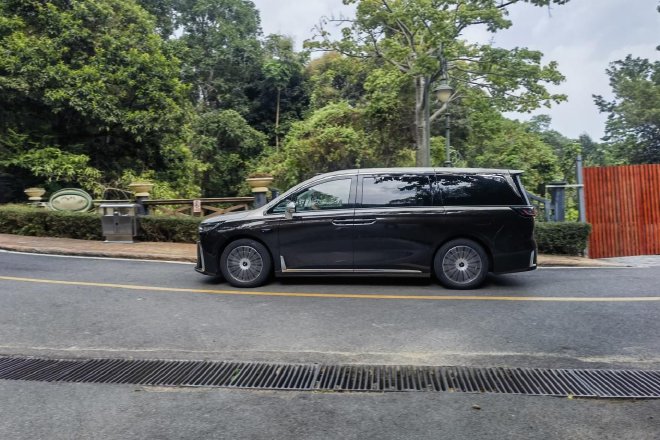 Huawei's "Shuangzhi" empowers to test drive the brand-new Lantu Dreamer Gankun Edition.