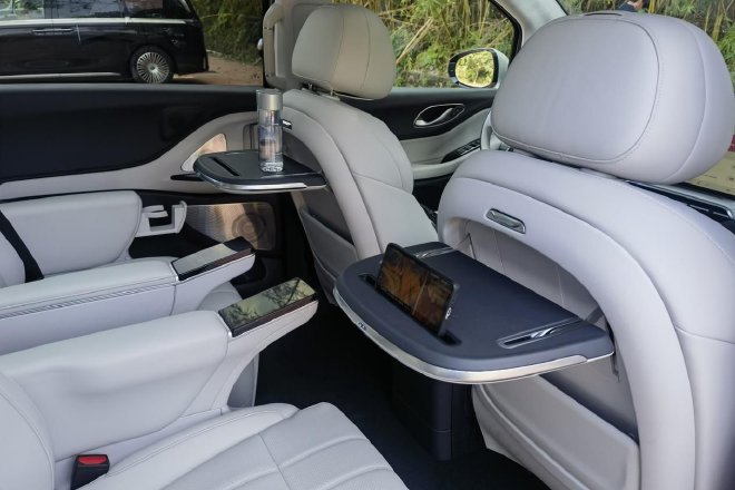 Huawei's "Shuangzhi" empowers to test drive the brand-new Lantu Dreamer Gankun Edition.
