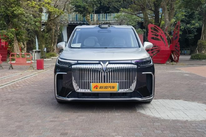 Huawei's "Shuangzhi" empowers to test drive the brand-new Lantu Dreamer Gankun Edition.