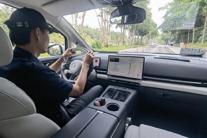 Huawei's "Shuangzhi" empowers to test drive the brand-new Lantu Dreamer Gankun Edition.