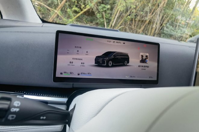 Huawei's "Shuangzhi" empowers to test drive the brand-new Lantu Dreamer Gankun Edition.