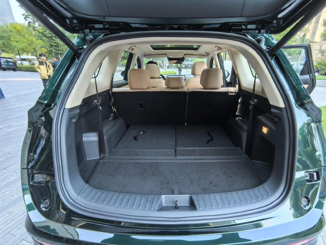 Regular trunk space for 7-seat models (comparison)